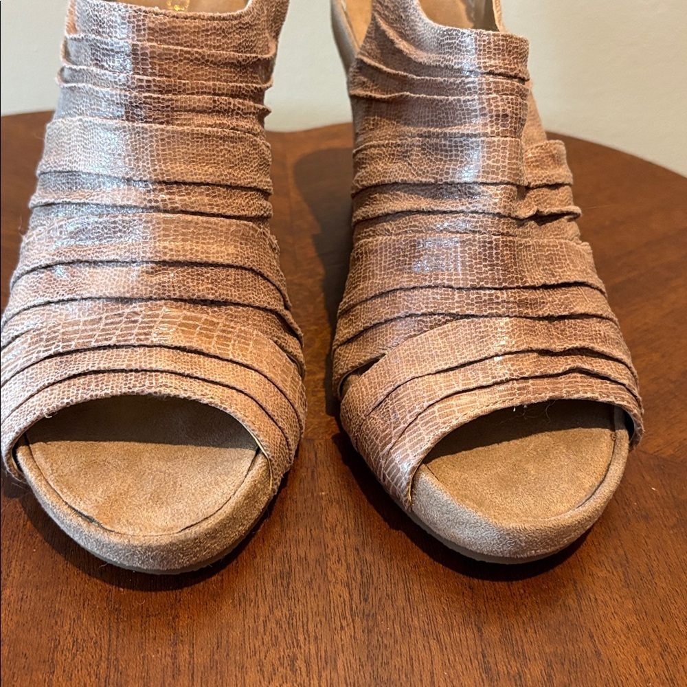 Aerosoles  open toe sling back shoe/wedge heel  tan sparkly leather/suede size 9 - Picture 2 of 14
